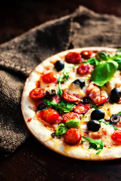 Pizza quente com carne, manjericão e queijo mozarella — Fotografia de Stock