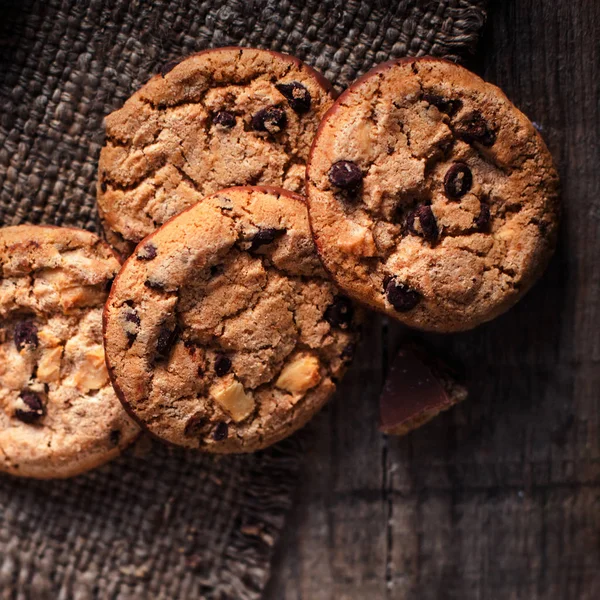 Karanlık peçete üzerinde çikolata kurabiye — Stok fotoğraf