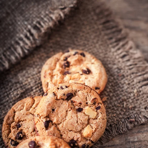 Čokoládové cookies na temné ubrousek — Stock fotografie