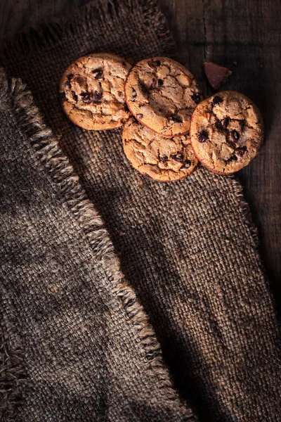 Biscoitos de chocolate em guardanapo escuro — Fotografia de Stock
