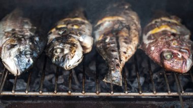  Baharat ile ızgara balık Barbekü