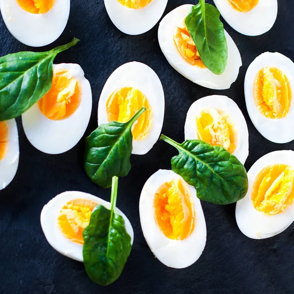 Spinach baby leaves and boiled eggs — Stock Photo, Image