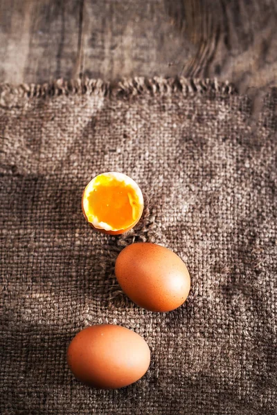 与橙色蛋黄煮的鸡蛋 — 图库照片