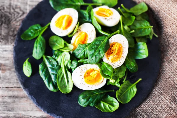 Spinat und gekochte Eier — Stockfoto