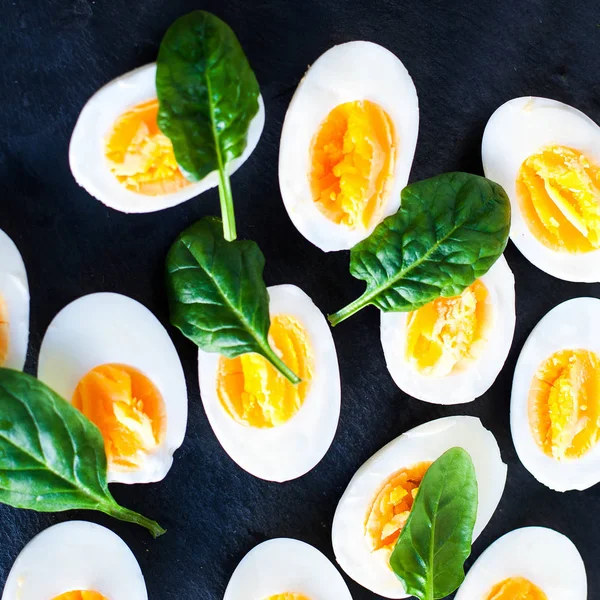 Špenát a vařená vejce — Stock fotografie