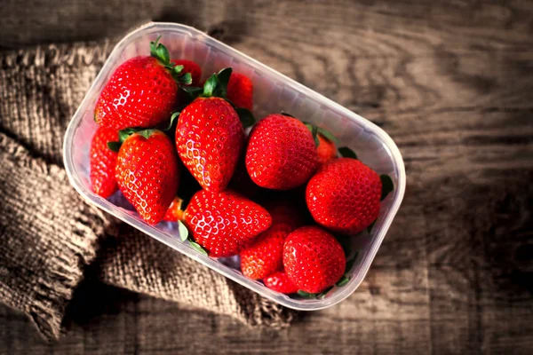 Erdbeeren in Plastikbox — Stockfoto
