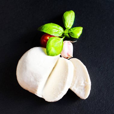 Beyaz mozzarella peyniri 