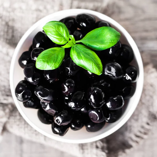 Schwarze Oliven in weißer Schüssel — Stockfoto