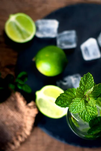 Bebida de mojito fresca com limão — Fotografia de Stock