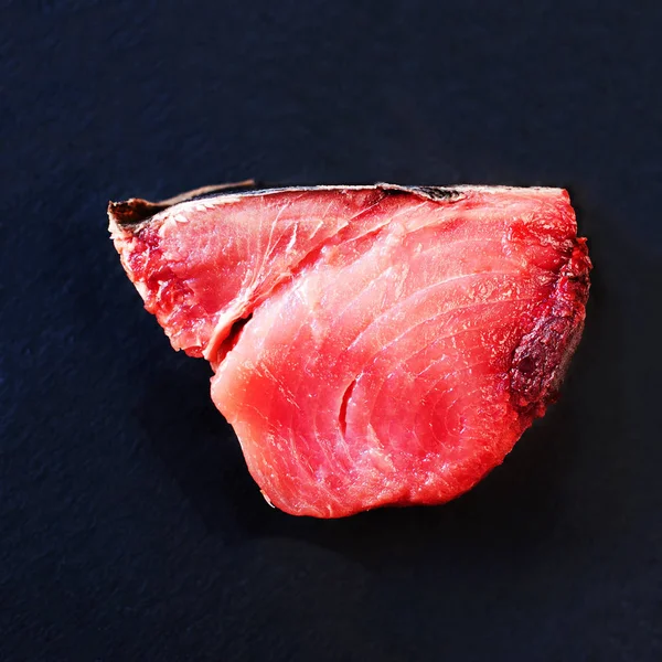 Filete de atún sobre fondo negro — Foto de Stock