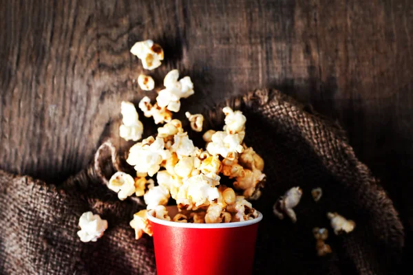 Popcorn fresco in una scatola di cartone rosso — Foto Stock