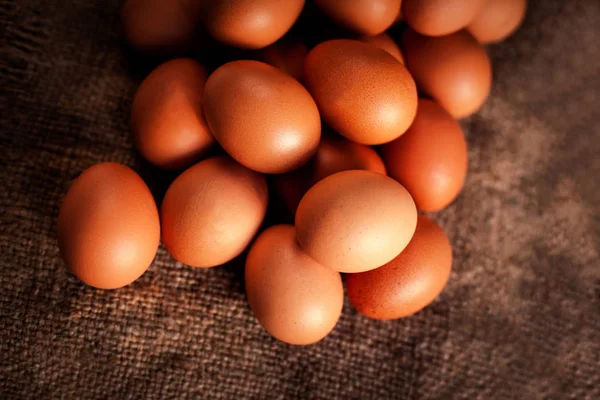 Яйца на фоне холста — стоковое фото