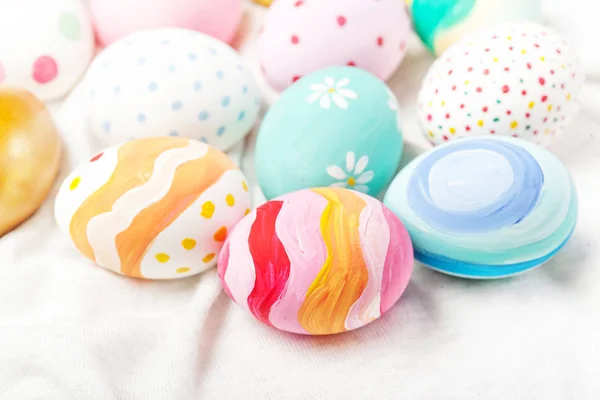 Пастельні та барвисті великодні яйця — стокове фото