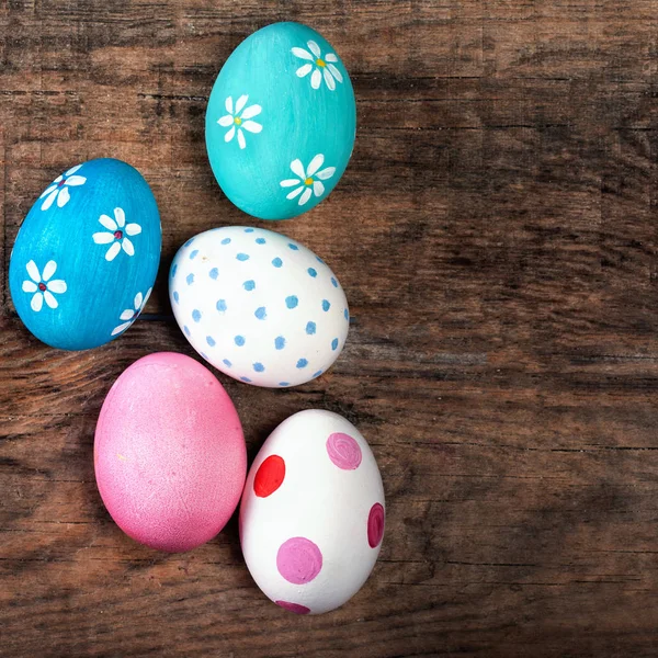 Osterhintergrund mit Eiern und Kopierraum. — Stockfoto