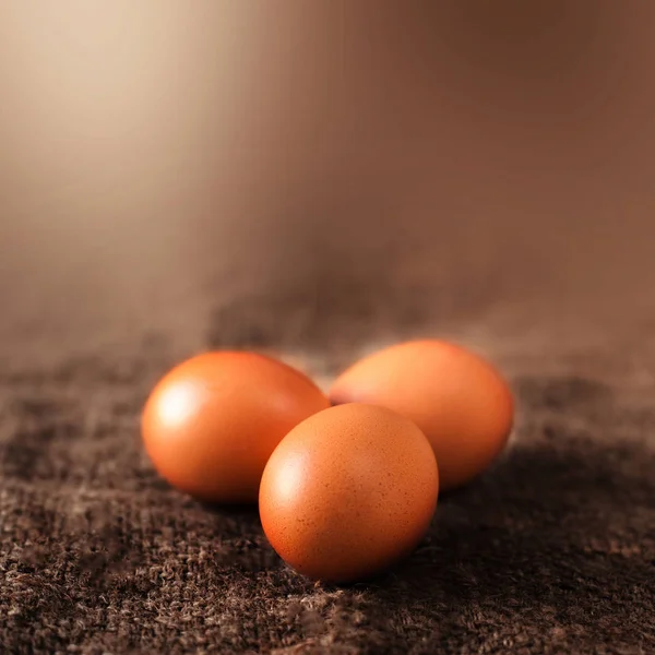 Ägg på trä bakgrund — Stockfoto