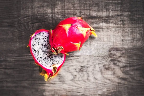 Fruta de dragón en mesa de madera — Foto de Stock