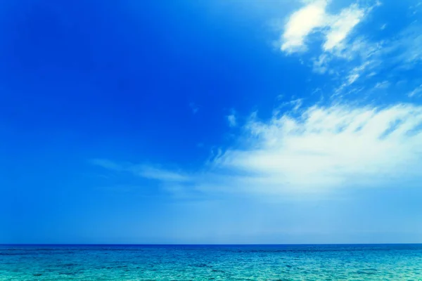 Cielo azzurro brillante e mare tropicale — Foto Stock