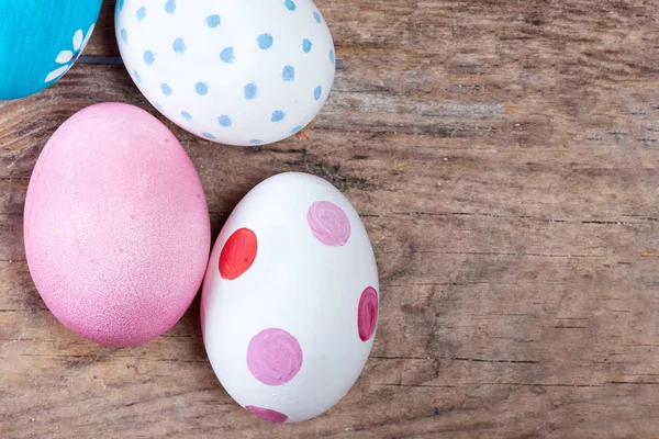 Uova di Pasqua su tavole di legno rustiche — Foto Stock