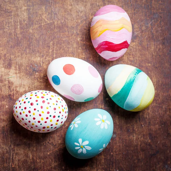 Huevos de Pascua sobre tablones rústicos de madera —  Fotos de Stock