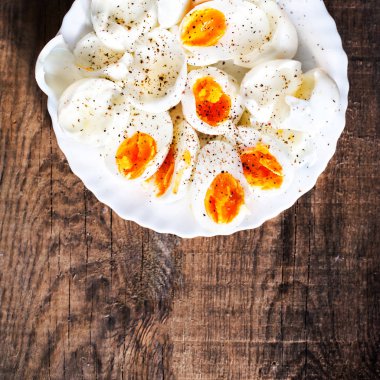 Katı pişmiş yumurta yarım dilimlenmiş