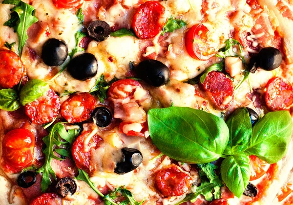 Pizza com salame e queijo — Fotografia de Stock