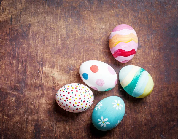 Huevos de Pascua sobre fondo rústico —  Fotos de Stock