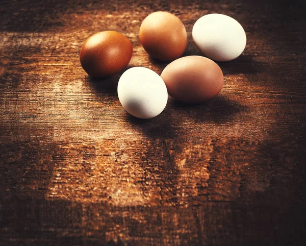 Tahta arka planda yumurtalar — Stok fotoğraf