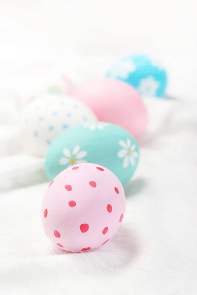 Composizione pasquale con uova colorate — Foto Stock