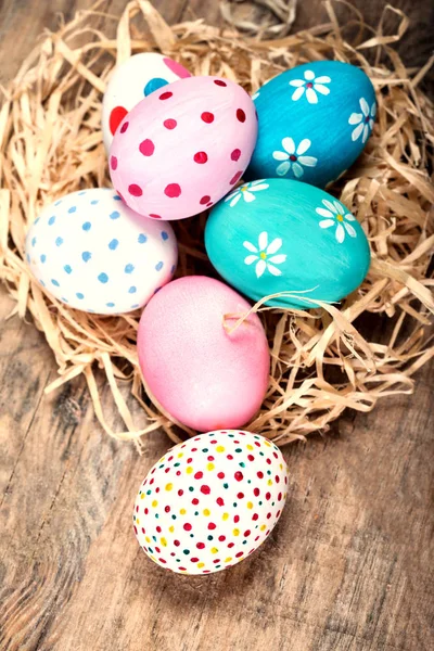 Huevos de Pascua sobre fondo de madera — Foto de Stock