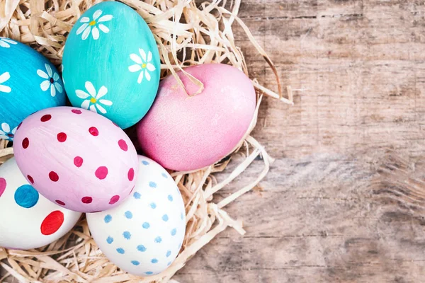 Huevos de Pascua sobre fondo de madera — Foto de Stock