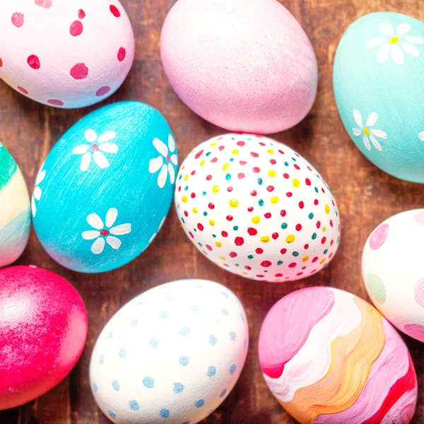 Composición de Pascua con huevos coloridos —  Fotos de Stock
