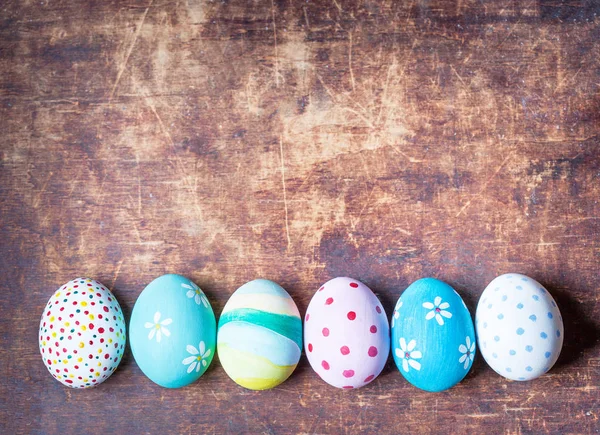 Uova di Pasqua su sfondo rustico — Foto Stock
