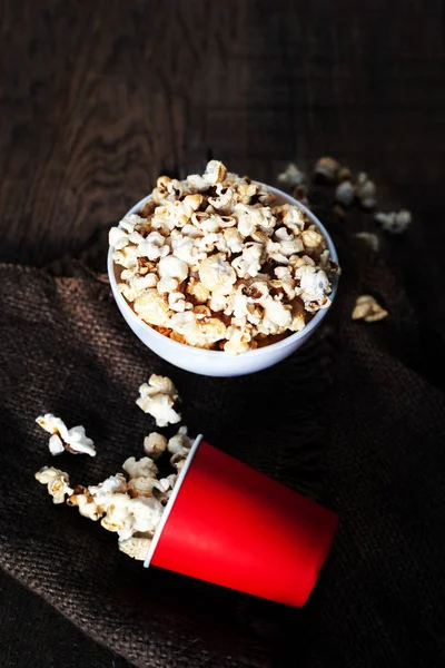 Popcorn na tmavém pozadí — Stock fotografie