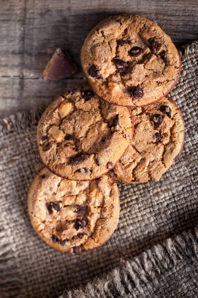 Chocolade koekjes op donkere servet — Stockfoto