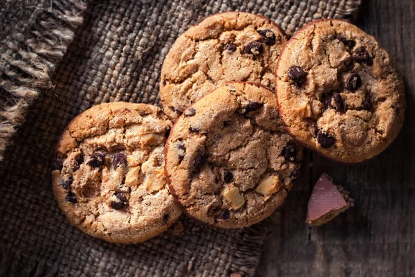 Chocolate chip cookies på vit platta — Stockfoto