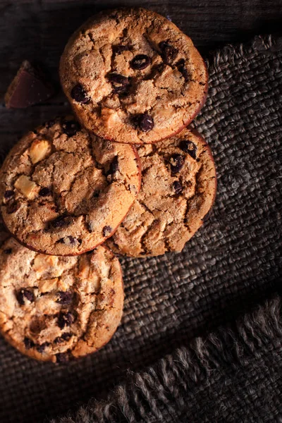 Chocolade chip cookies op wit bord — Stockfoto