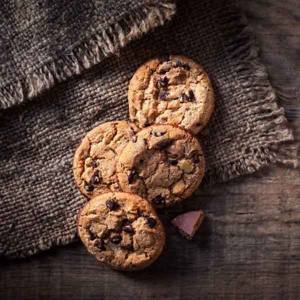 Biscotti con gocce di cioccolato su piatto bianco — Foto Stock