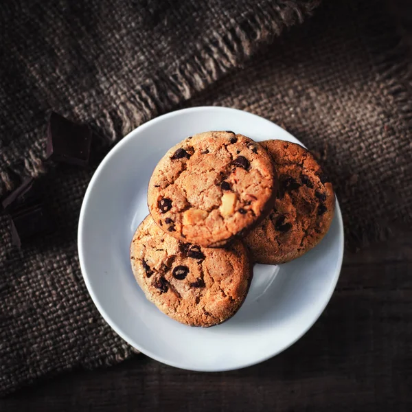 Печиво з шоколадними чіпсами на білій тарілці — стокове фото