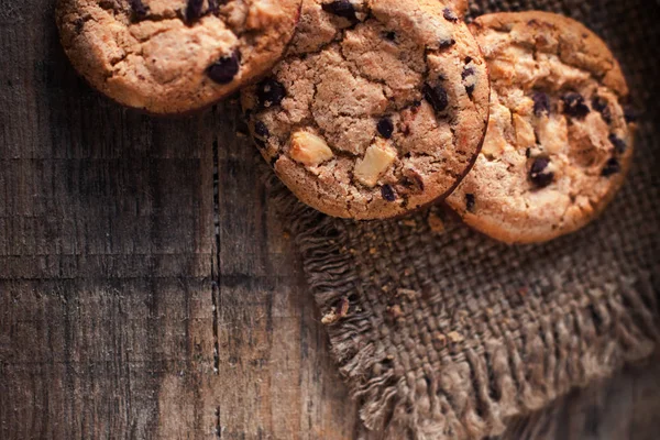 暗いナプキンにチョコレート クッキー — ストック写真