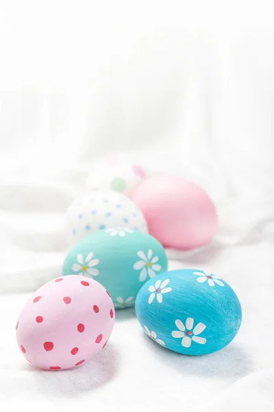 Wielkanoc skład z kolorowymi jajkami — Zdjęcie stockowe