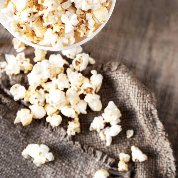 Popcorn auf dunklem Hintergrund — Stockfoto