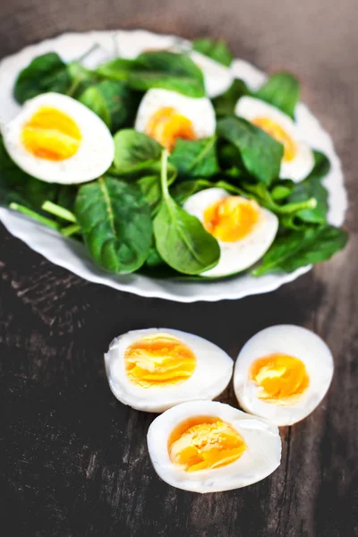 Свіжий зелений салат з яйцями — стокове фото