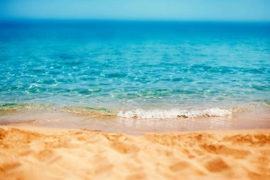 Mavi denizli tropik plaj 