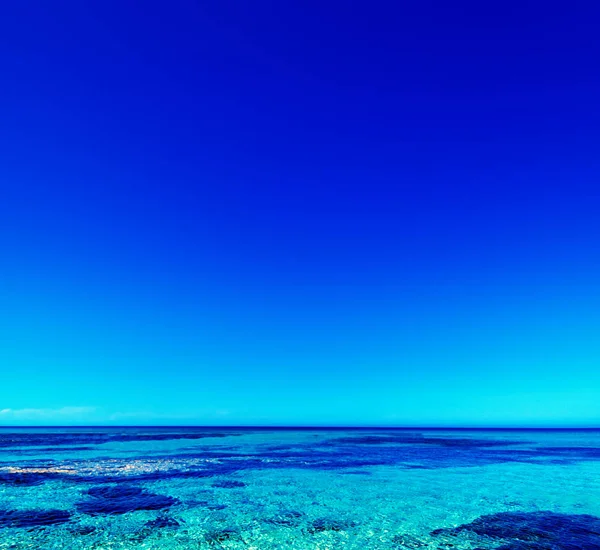 天堂晶莹的蓝色海洋 — 图库照片