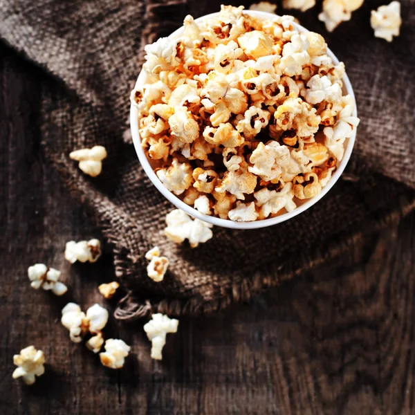 Popcorn im Karton — Stockfoto