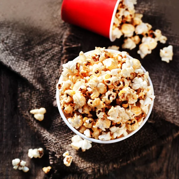 Popcorn i kartong — Stockfoto