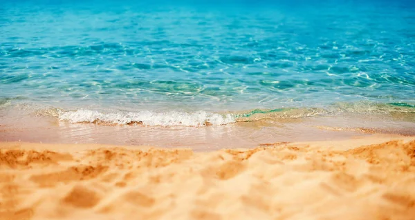 Tropical beach with Blue sea — Stock Photo, Image