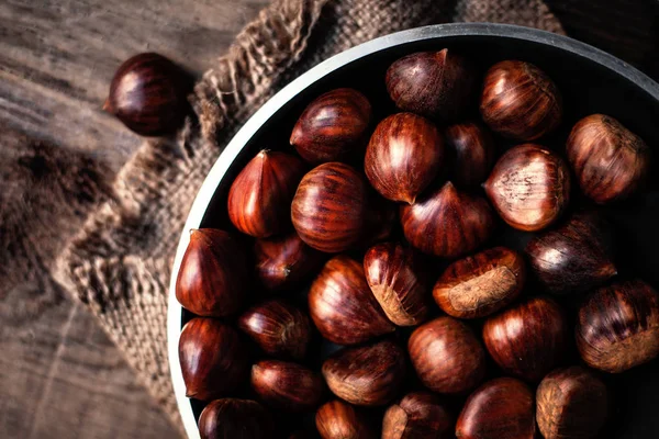 Heap  of edible fresh chestnuts — Stock Photo, Image