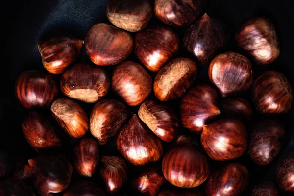 Heap  of edible fresh chestnuts — Stock Photo, Image