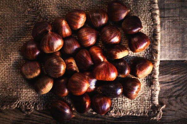 Heap  of edible fresh chestnuts — Stock Photo, Image